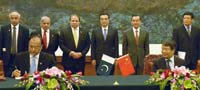 Pakistan, China sign 8 cooperative agreements, MoUs